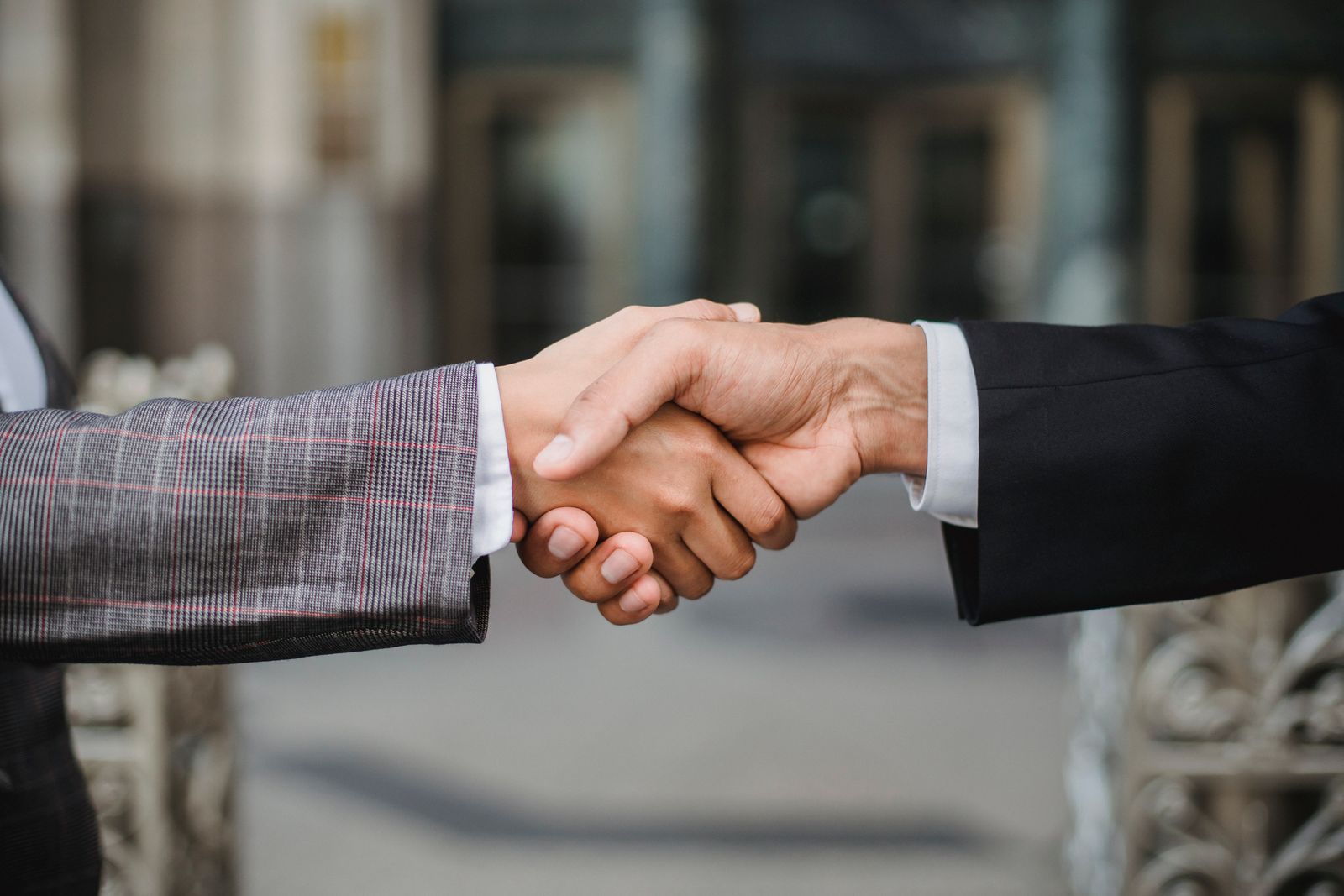 Aperto de mãos após assinatura de contrato