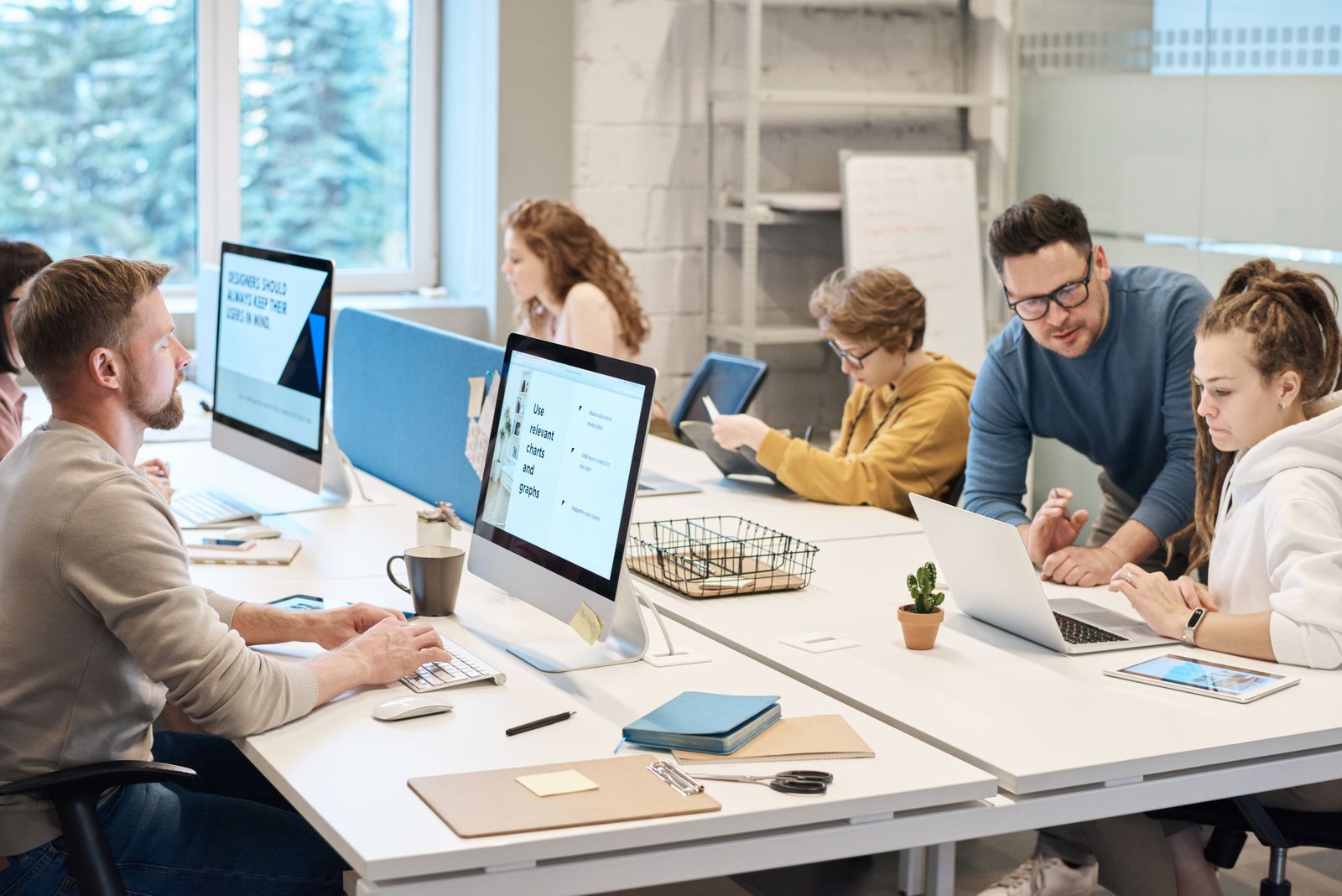 Equipe NowAid trabalhando em frente aos computadores